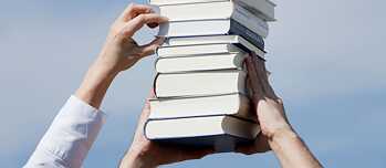 Eine Stapel Bücher in den Händen 
