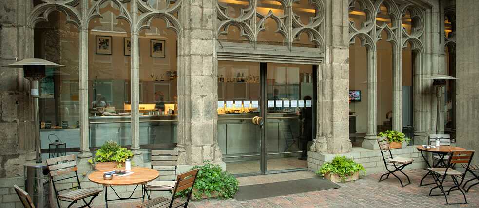 Einer der schönsten und ruhigsten Orte inmitten des Innenstadttrubels ist das Café im Museum für angewandte Kunst.