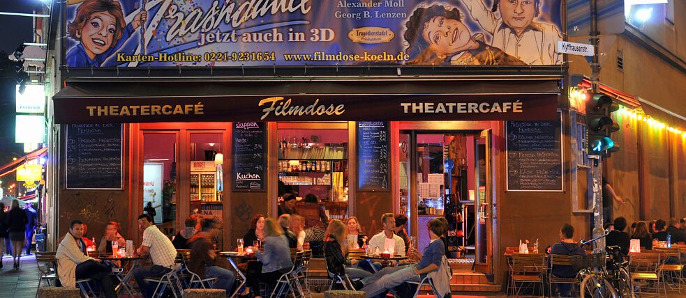 Few Cologne locals can say they have never spent a wild night or two on the “Zülp”. Along with bars, pubs and snack bars, the area offers culture at the “Filmdose” theatre café and arthouse cinema at “Off Broadway”. 