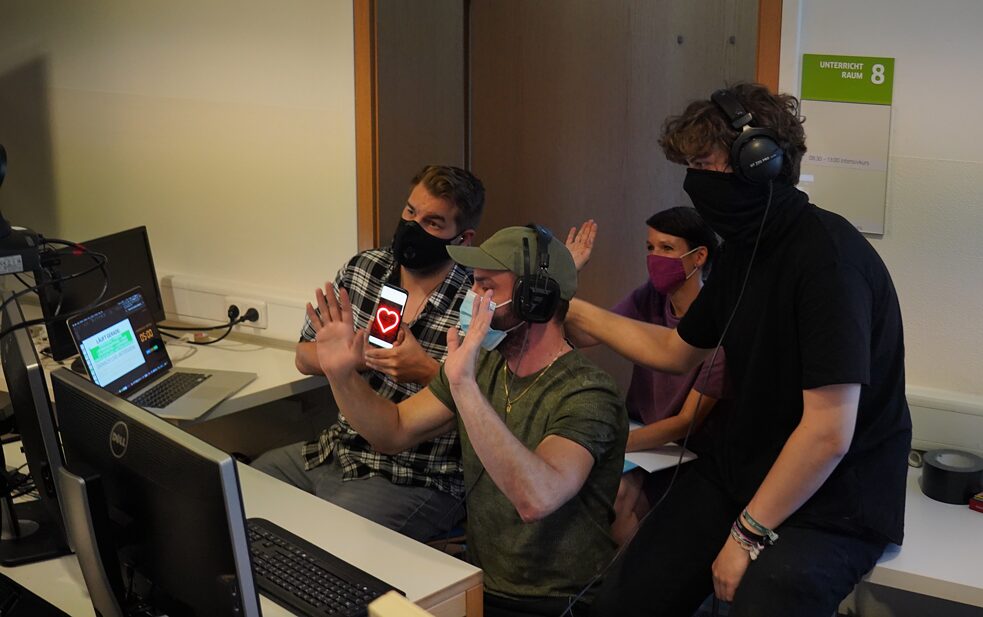 Hinter den Bildschirmen: Die Technik hochprofessionell und mit Herz DABEI