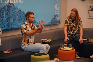 Matthieu der Zauberkünstler zaubert und verblüfft