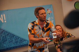 Matthieu der Zauberkünstler zaubert und verblüfft