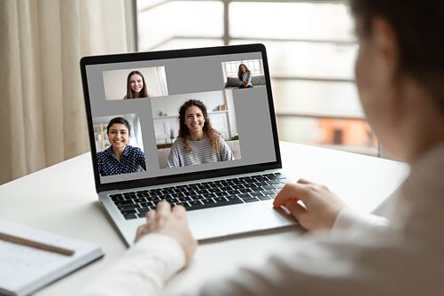 Clases vía transmisión en vivo 