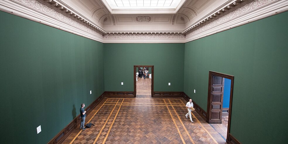 Der Ost- und Westflügel des Gebäudes sind saniert und technisch modernisiert worden. Nun sind neben der Gemäldegalerie Alte Meister auch die Antiken der Skulpturensammlung wieder in den Semperbau eingezogen.