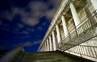 Das Haus der Kunst in München hat sich der zeitgenössischen Kunst verschrieben. Es stellt Ausstellungen, Recherche und Wissensvermittlung in den Mittelpunkt.