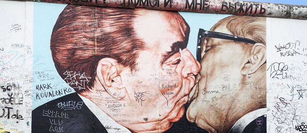 Traces of the once divided republic are still omnipresent in Berlin – segments of the Berlin Wall are tourist attractions today.