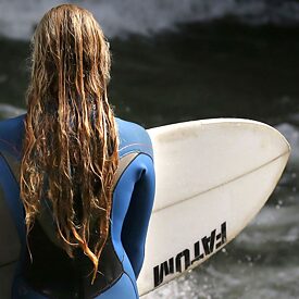 Surferin an der Eisbachwelle