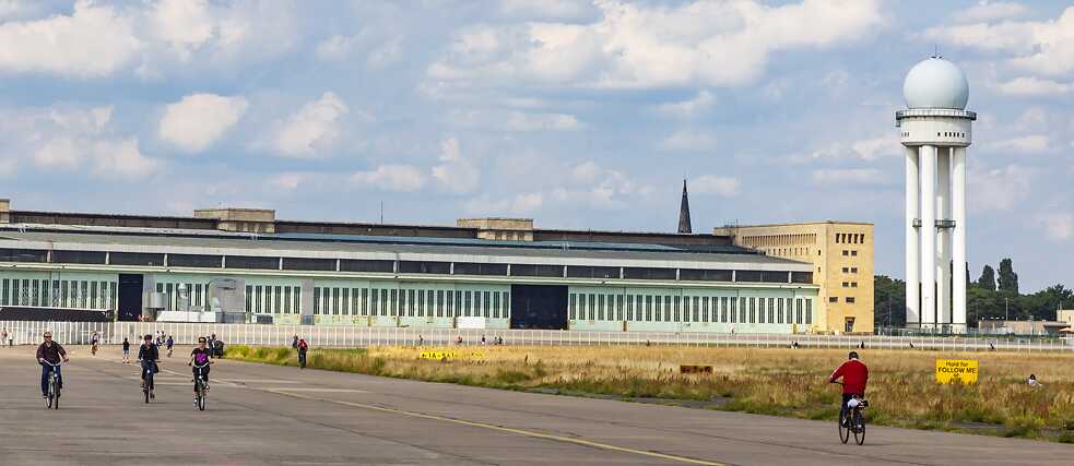 Das ehemalige Flughafenareal in Berlin Tempelhof ist eine der größten innerstädtischen Freiflächen der Welt.
