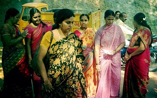 Lokale NGOs beraten Frauen in Indien, wie sie an Entscheidungsprozessen in den Gemeinden partizipieren können.