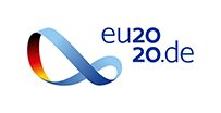 Begalybės ženklą simbolizuojanti juosta, vidinėje pusėje Vokietijos vėliavos spalvomis, išorinėje - mėlyna, šalia užrašas  eu2020.de