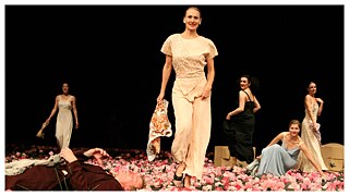 Représentation de « Nelken » de Pina Bausch au Tanztheater Wuppertal photographié par Ursula Kaufmann 
