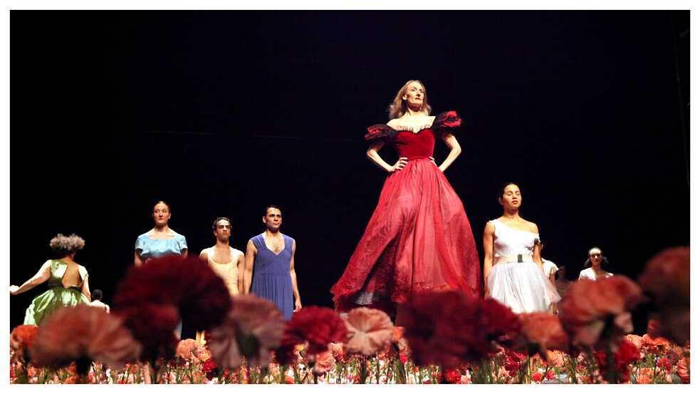 Performance of "Nelken" by Pina Bausch at the Tanztheater Wuppertal photographed by Ursula Kaufmann 