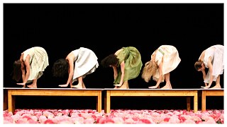 Représentation de « Nelken » de Pina Bausch au Tanztheater Wuppertal photographié par Ursula Kaufmann 