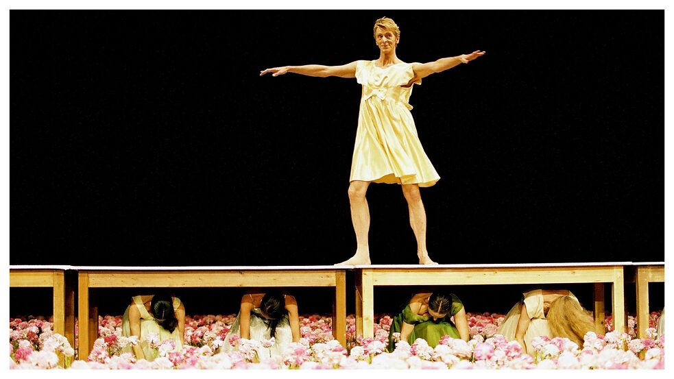 Aufführung von Pina Bauschs „Nelken“ im Tanztheater Wuppertal, fotografiert von Ursula Kaufmann 