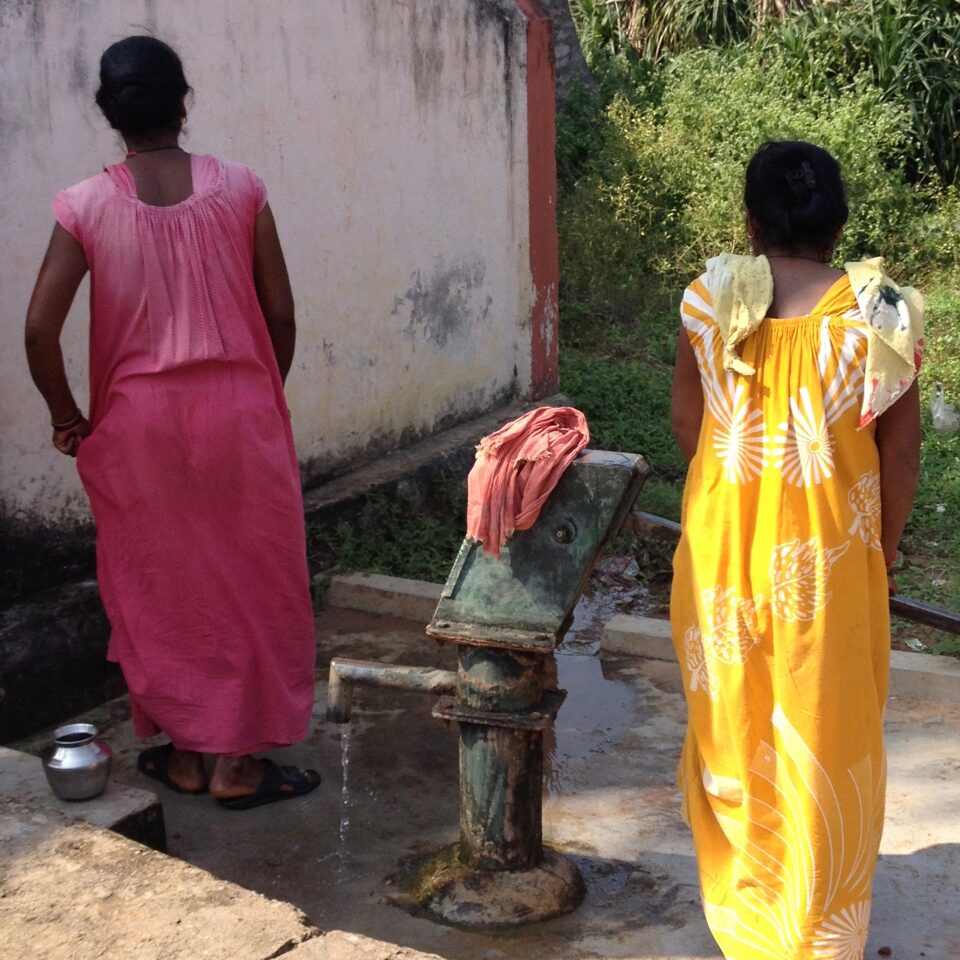 Indische Frauen leiden mitunter auch unter dem Mangel an sauberem Wasser und sicheren sanitären Anlagen.