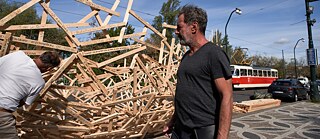 Martin Steinert installiert die Wooden Cloud