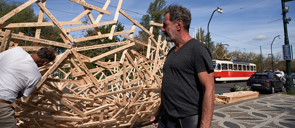 Martin Steinert installiert die Wooden Cloud
