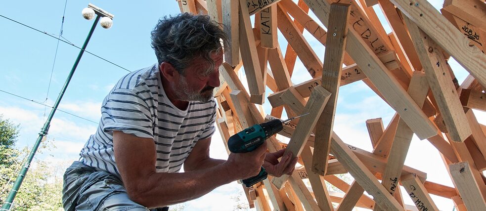 Martin Steinert installiert die Wooden Cloud