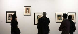 Visiteurs d'une galerie exposant des œuvres d'art moderne 