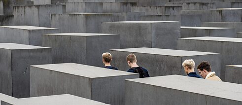Erinnerung: Das Denkmal für die ermordeten Juden Europas – Holocaust-Mahnmal in Berlin, Deutschland