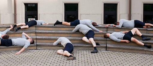 Attēls: Lietuviešu mākslinieces Egles Budvītītes performance “Horeogrāfija skrienošiem vīriešiem” 