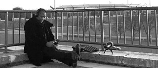 Louis Chude-Sokei hört auf dem Reichsparteitagsgelände in Nürnberg hin