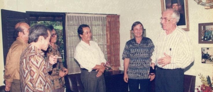 Besuch von Dr. Peter Sternagel (Zweiter von rechts) und Dr. Klaus Schulz (Erster von rechts) bei einer privaten Rundfunksender in Bandung - 1990