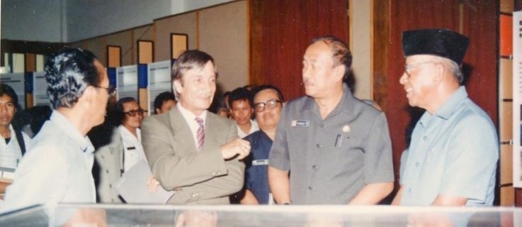 Peter Sternagel (Zweiter von links) während eines Seminars der IKIP Bandung (Universitas Pendidikan Indonesia) - 1990    