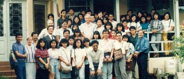 Peter Sternagel (Erster von rechts unten) bei einem Besuch des deutschen Botschafters Theodor Wallau am Goethe-Institut Bandung  - 1991