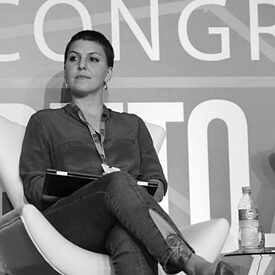 Yasodara Cordova. A Activista, programadora y diseñadora. Su trabajo se concentra en las tecnologías destinadas a la mejora del proceso democrático mediante la utilización de datos abiertos, identidad <i>online</i> y abordajes de privacidad. Es investigadora de la Harvard Kennedy School.