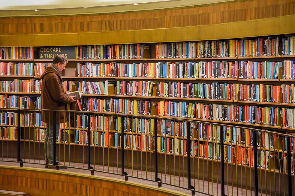 Mann sucht in Bibliothek