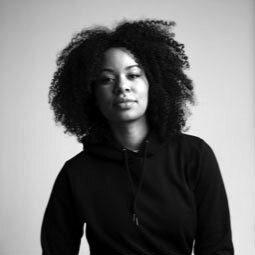  Yolanda Rother. Directora de proyectos, curadora y mediadora con formación académica en Ciencias Políticas, Americanística y Ciencias Sociales. Tras pasar temporadas en Estados Unidos y Brasil, su trabajo intercultural involucra ahora a profesionales creativos, startups y organismos gubernamentales en temas tales como la inclusión digital, la descolonización, los datos abiertos y la diversidad. 