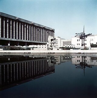 Karl‑Marx‑Bibliothek, Ashgabad, Turkmenistan | Architekten: Abdullah Ahmedov, Boris Spack, Wladimir Alexejew, 1960–1975, Bildhauer: Wadim Kosmachew, 1975
