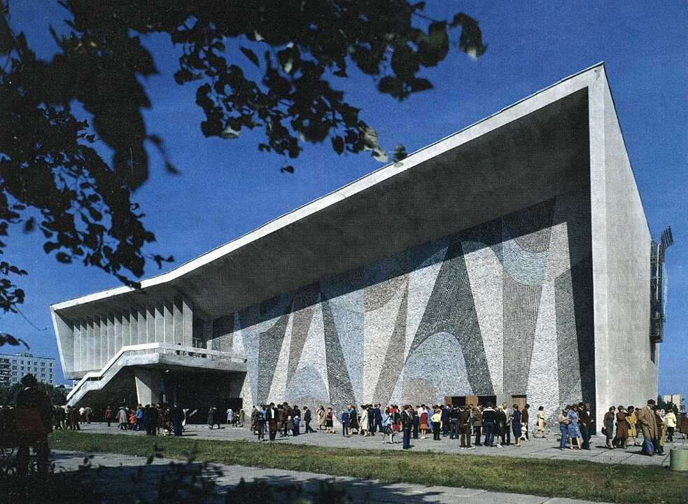 Breitfilmkino „Saturn“, Toljatti, Russland | Architekten: M. Bubnow, V. Lasarew, I. Semeikin, E. Ter‑Stepanow, Ingenieur: V. Nemirowskij, 1971 | Foto einer sowjetischen Postkarte
