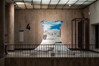 Installation „Ein Tag früher“ von Michail Tolmatschew in der Moskauer Ausstellung „Die Stadt von morgen“, Neue Tretjakow‑Galerie 