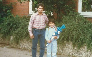 JÁDU-Autor Behrang Samsami 1987 mit seinem Vater am Tag seiner Einschulung. 