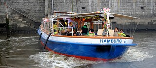 In der Woche ist die normale Touristenbarkasse nichts Besonderes, erst am Wochenende verwandelt sich das Schiff in „Frau Hedi’s Tanzkaffee“ und fährt als Diskoclub durch den Hafen und die beleuchtete Speicherstadt. 