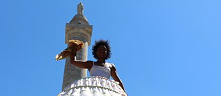 Ada Pinkston, participante de "Modelando el Pasado", frente al Monumento a Washington en Baltimore