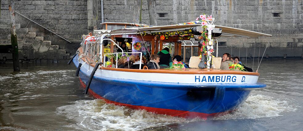 A weekday ride on a normal tourist barge is enjoyable, but on the weekend this ship turns into “Frau Hedis Tanzkaffee”, a nightclub that sails around the harbour and the illuminated Speicherstadt.