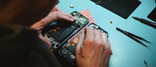 Reparar un móviles cada vez más difícil, los fabricantes hacen todo lo posible para que los clientes prefieran comprarse uno nuevo.