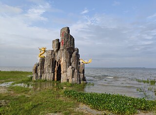 梁子湖是湖北省第二大湖，当地人在水边堆砌了一个“龙宫”，彷佛这里就是大海。