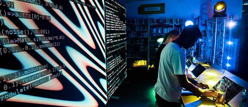 Tanzen zu Algorithmen auf dem „Algorave“. 