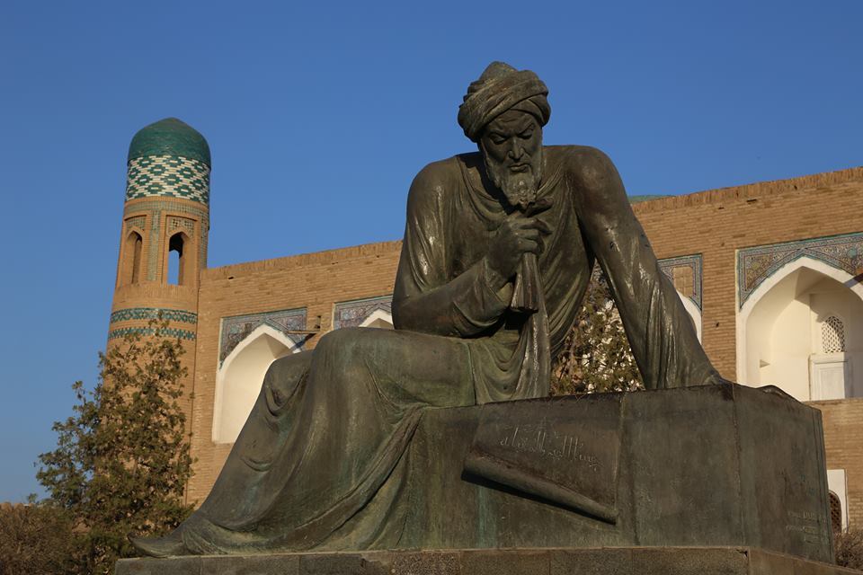 Statue von Muhammad ibn Musa al-Khwarizmi in seiner Geburtsstadt Chiwa, Usbekistan