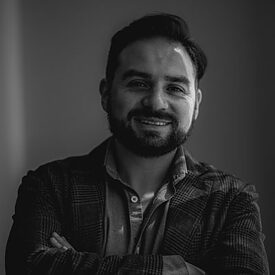 Cristian León. Director programático de Asuntos del Sur, coordinador del proyecto de Innovación Pública 360, que trabaja con 21 gobiernos subnacionales de la región en transformaciones de gobierno abierto y digitalización. A su vez, es <i>fellow</i> del OpenTechFund y uno de los fundadores de InternetBolivia.org, una organización que aboga por los derechos digitales en Bolivia.