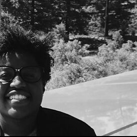 Nina da Hora. Científica de la Computación por la Pontificia Universidad Católica de Río de Janeiro. Creadora de dos iniciativas: Computação da Hora y Ogunhê. Investigadora y hacker antirracista.