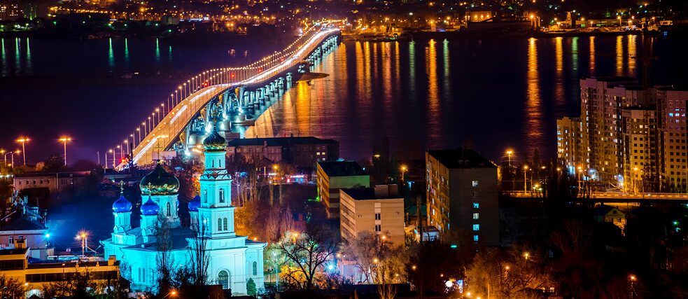 Russische Stadt Saratow mit der Brücke über Wolga