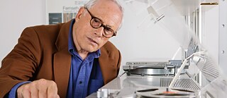 Der langjährige Chefdesigner von Braun, Dieter Rams, hat eine Reihe zeitloser Klassiker entworfen – vom Schallplattenspieler bis zum Taschenrechner.