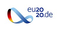 Unendlichkeitsschleife mit den Deutschlandfarben auf einer-, blau auf der anderen Seite, daneben der Schriftzug eu2020.de