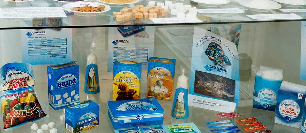 Des morceaux de sucre dans une vitrine : le Musée de la ville tchèque de Dačice consacre une exposition entière à la naissance et à l’évolution du sucre en morceaux.