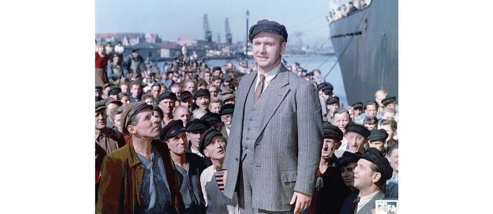Because of films such as “Ernst Thälmann – Sohn seiner Klasse” (Ernst Thälmann – Son of His Class) from 1954, with Günther Simon in the role of KPD (Communist Party of Germany) chairman Ernst Thälmann, the DEFA films were sometimes dismissed as propaganda. Both this film and the follow-up production “Ernst Thälmann – Führer seiner Klasse” (Ernst Thälmann – Leader of His Class) were made on the initiative of the Socialist Unity Party of Germany (SED).
